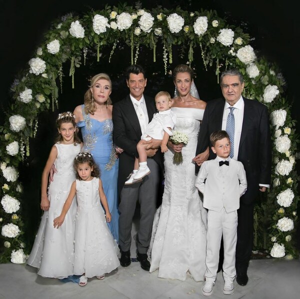 Ο Σάκης, η Κάτια, τα παιδιά και οι κουμπάροι στην πρώτη φωτογραφία από τον γάμο