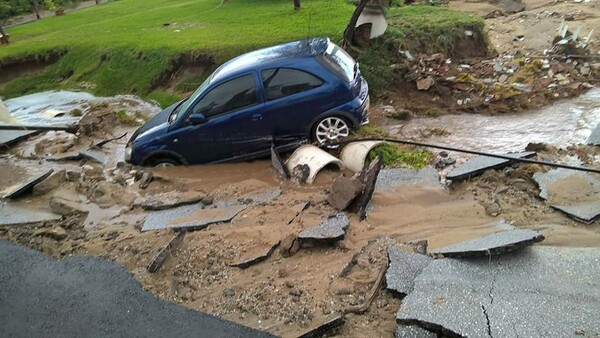 Εικόνες καταστροφής στη Χαλκιδική: Αυτοκίνητα βούλιαξαν στα νερά και βράχοι έπεσαν στους δρόμους