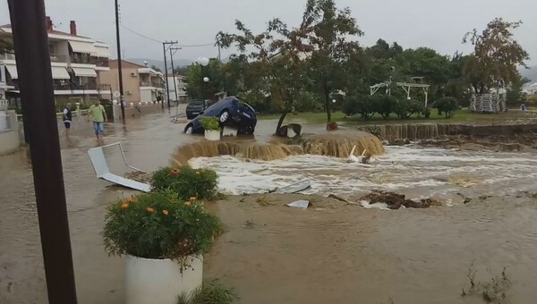 Εικόνες καταστροφής στη Χαλκιδική: Αυτοκίνητα βούλιαξαν στα νερά και βράχοι έπεσαν στους δρόμους