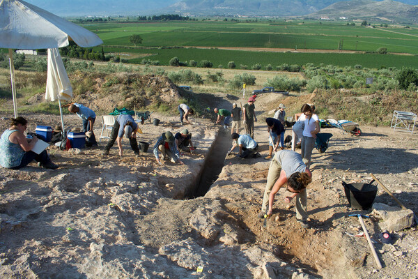 Στο φως ένας από τους μεγαλύτερους λαξευτούς τάφους που έχουν βρεθεί την Ελλάδα