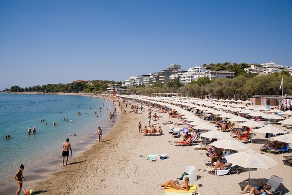 Οι ομπρέλες του πανούργου σε ελληνική παραλία