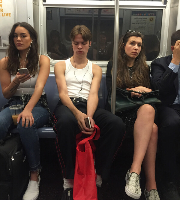 Στο μετρό. Στη Νέα Υόρκη. Κάθε μέρα.