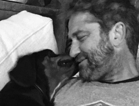 Ο Τζέραρντ Μπάτλερ υιοθέτησε έναν αδέσποτο σκύλο που συνάντησε τυχαία στη Βουλγαρία