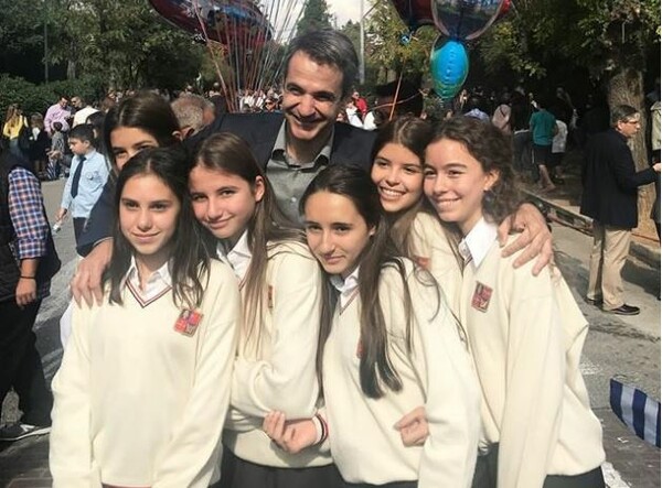 «Μπράβο Δάφνη!»: Ο Κυριάκος Μητσοτάκης παρακολούθησε την παρέλαση του σχολείου της κόρης του