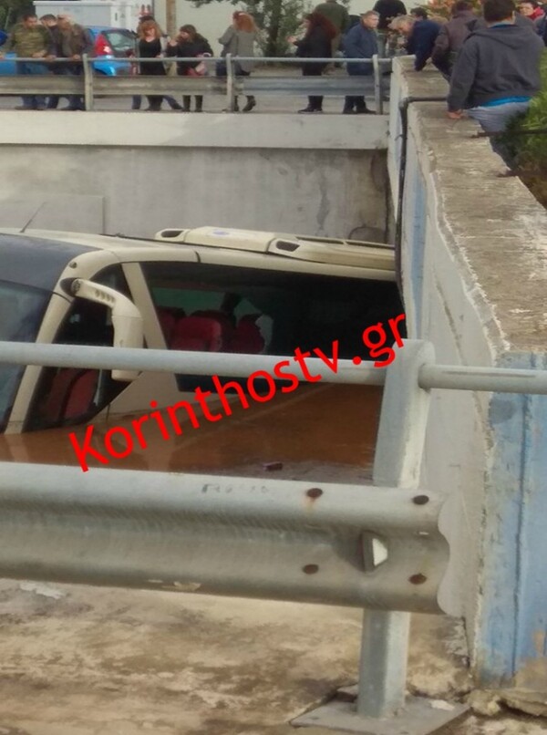 Μάνδρα: Λεωφορείο σκεπάστηκε από τα ορμητικά νερά στην παλαιά Εθνική- Απεγκλωβίστηκαν επιβάτες