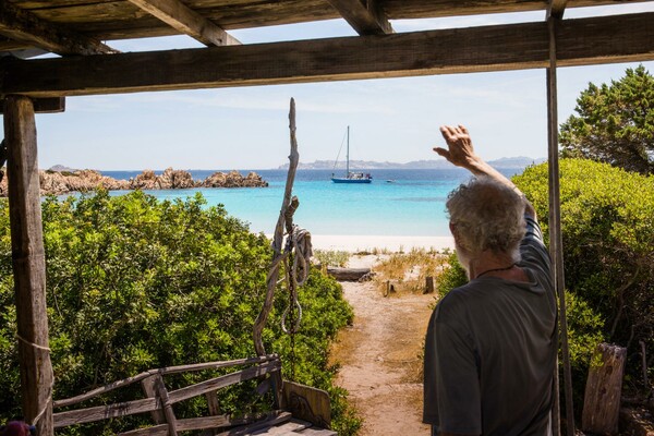 H ιστορία του ανθρώπου που ζει ολομόναχος σε ένα νησί της Μεσογείου εδώ και 28 χρόνια