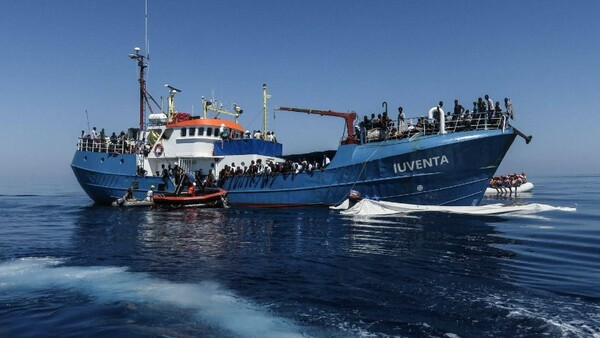 Μέσα σε τρεις ημέρες διασώθηκαν 1500 μετανάστες στη Μεσόγειο - Νεκρή μια γυναίκα