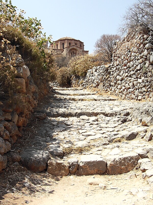 Μερικές πολύ περίεργες ιστορίες πίσω από τα 600 κάστρα της Ελλάδας