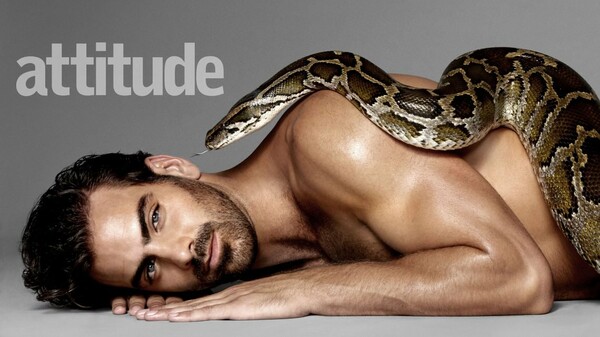 Ο Nyle DiMarco και το φίδι -Το διάσημο κωφό μοντέλο, ψηφίστηκε από το περιοδικό Attitude ως ο Άντρας της Χρονιάς