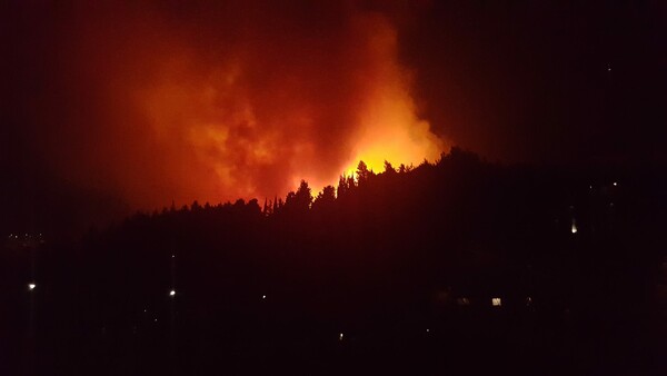 Κεφαλονιά: Μεγάλη πυρκαγιά στις περιοχές Σιμωτάτα και Βλαχάτα- Εκκενώνονται σπίτια και τουριστικά καταλύματα (upd)