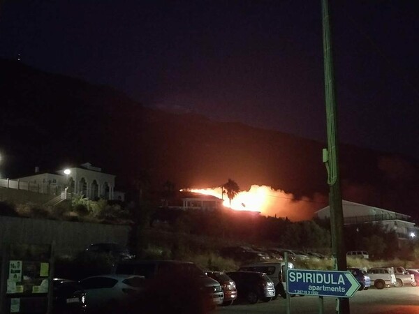 Κεφαλονιά: Μεγάλη πυρκαγιά στις περιοχές Σιμωτάτα και Βλαχάτα- Εκκενώνονται σπίτια και τουριστικά καταλύματα (upd)