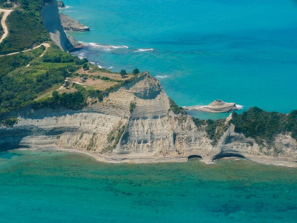 Κέρκυρα: Plane spotting με θέα το Ιόνιο σε έναν από τους διαχρονικά πιο όμορφους προορισμούς της Ελλάδας