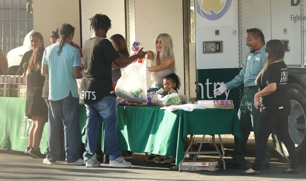 Η Κιμ Καρντάσιαν με φόρμες και γάντια στα χέρια μοίρασε τρόφιμα σε άστεγους του Λος Άντζελες παρέα με την 4χρονη Νορθ