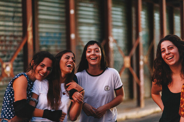 Chicks in Bowls: Koρίτσια με πατίνια στους δρόμους της Αθήνας
