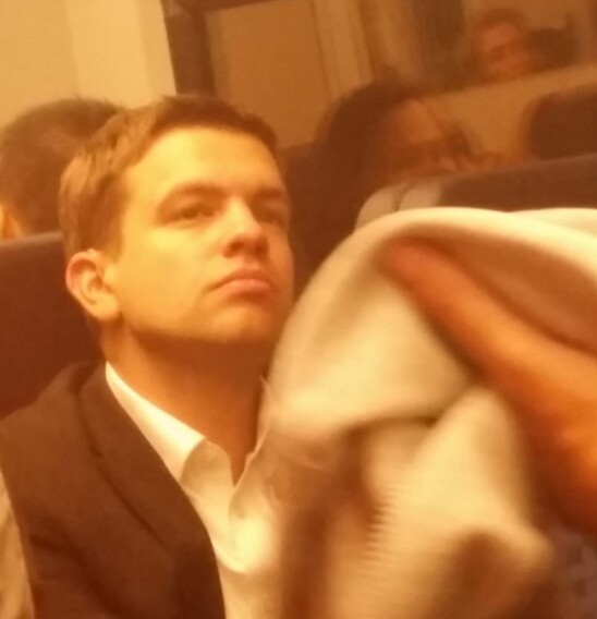 Αυτές οι 9 φωτογραφίες ενός τύπου στο μετρό της Φρανκφούρτης είναι το πιο creepy πράγμα που θα δεις σήμερα