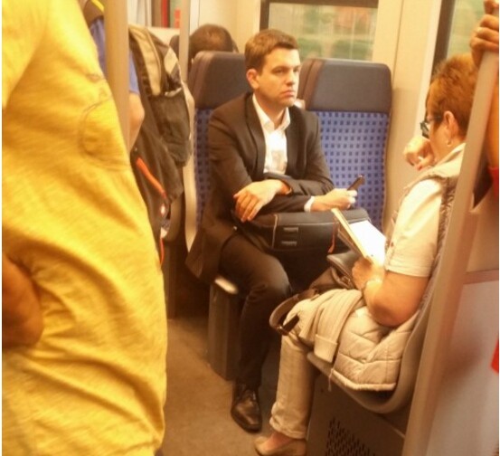 Αυτές οι 9 φωτογραφίες ενός τύπου στο μετρό της Φρανκφούρτης είναι το πιο creepy πράγμα που θα δεις σήμερα