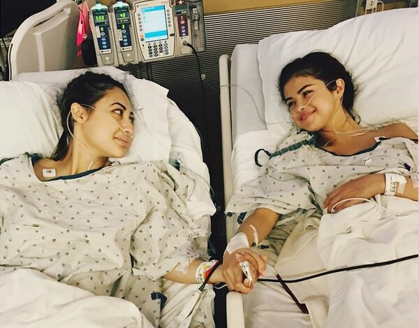 H Selena Gomez αποκαλύπτει πως έκανε μεταμόσχευση νεφρού - Δείχνει τις ουλές της και ευχαριστεί τη φίλη της για το δώρο ζωής