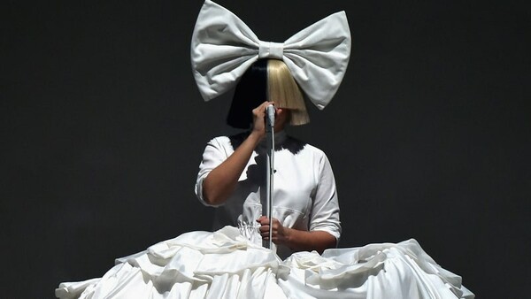 Παπαράτσι φωτογράφισε γυμνή τη Sia και η τραγουδίστρια αποφάσισε να δημοσιεύσει τις φωτογραφίες μόνη της