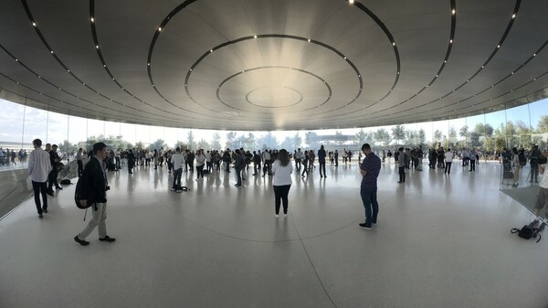 Μέσα στο νέο Steve Jobs Theater, το «αρχιτεκτονικό διαμάντι» του Apple Park