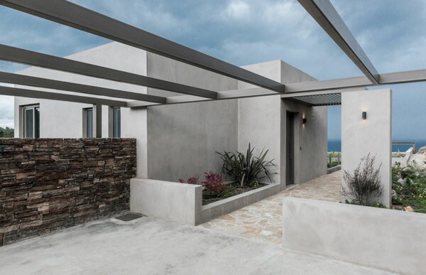 Μια επιβλητική κατοικία στην Κρήτη δεσπόζει πάνω από το φαράγγι του Αποκόρωνα