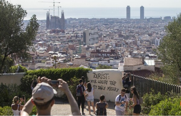 Να γιατί οι κάτοικοι τουριστικών πόλεων μισούν πλέον τους τουρίστες