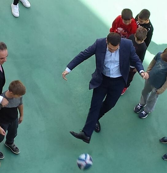 Ο Αλέξης Τσίπρας έπαιξε ποδόσφαιρο με τα παιδιά της «Αποστολής» στα Ιωάννινα