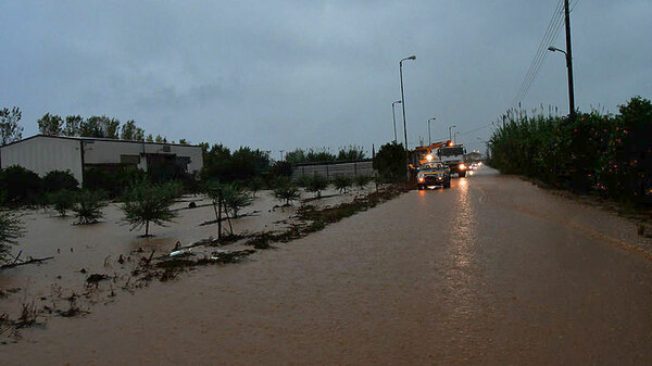 Πλημμύρες και εγκλωβισμένοι στη Νέα Πέραμο