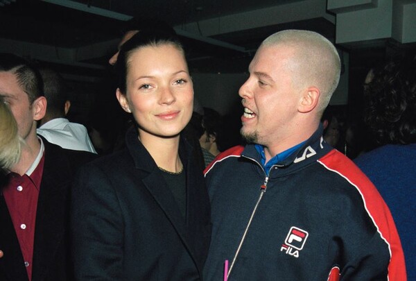 Kate Moss και Alexander McQueen εμπνέουν ένα νέο σίριαλ αφιερωμένο στην αθέατη πλευρά της μόδας