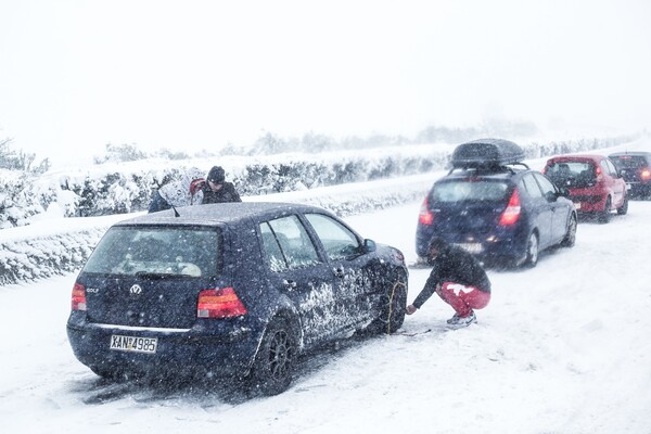 Τι να κάνετε αν αποκλειστείτε μέσα στο αυτοκίνητο από τα χιόνια