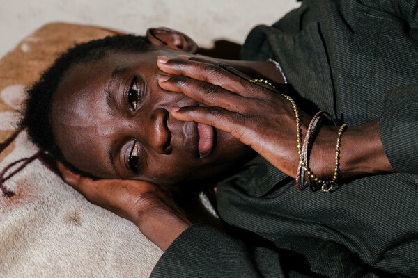 Ένας Αμερικανός φωτογράφος καταγράφει τη δύσκολη καθημερινότητα της LGBTQ κοινότητας στην Ουγκάντα
