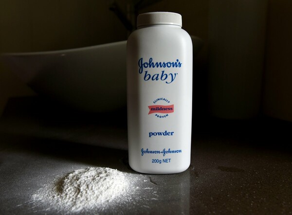 Ταλκ για μωρά με αμίαντο; Η τελευταία δικαστική διαμάχη της Johnson & Johnson με καρκινοπαθή και η τεράστια αποζημίωση