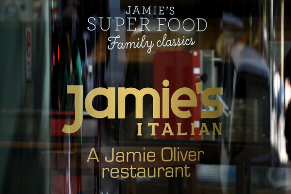 Γιατί η αυτοκρατορία με εστιατόρια του Τζέιμι Όλιβερ καταρρέει