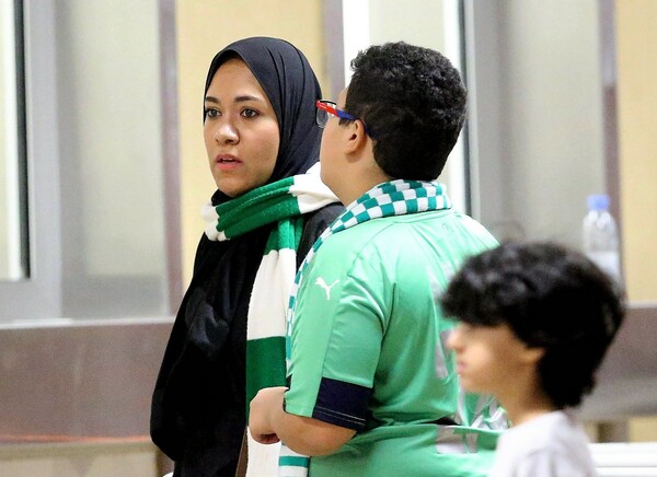 Ιστορική στιγμή για τη Σαουδική Αραβία: Σήμερα οι γυναίκες πήγαν για πρώτη φορά στο γήπεδο