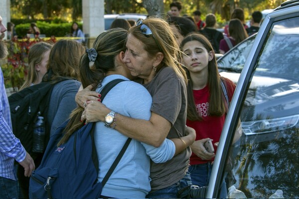 Τραγωδία στη Φλόριντα: 17 νεκροί από τους πυροβολισμούς σε σχολείο - Συνελήφθη ο 19χρονος δράστης