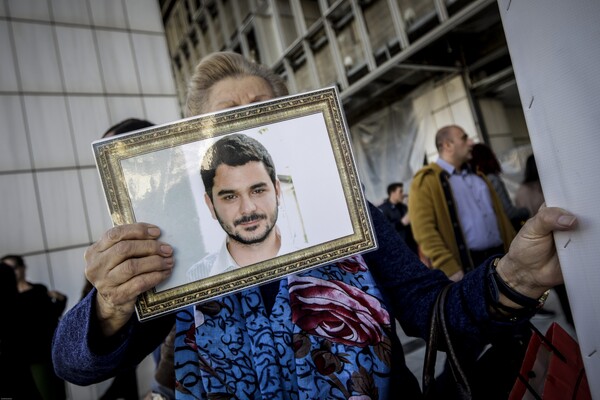 Διεκόπη η δίκη για την εξαφάνιση του Μάριου Παπαγεωργίου - Κατέρρευσε η μητέρα του στο δικαστήριο