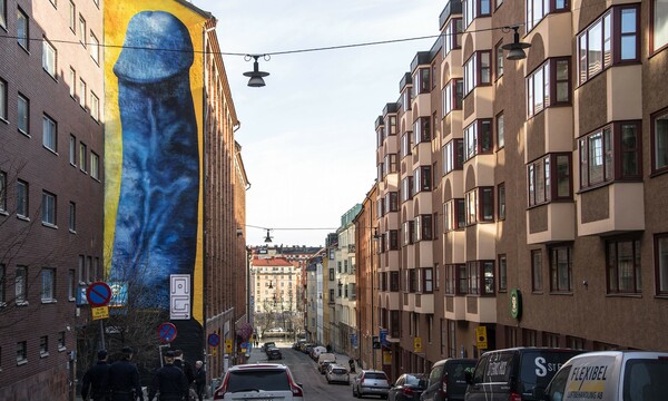 Ένα γιγάντιο μπλε πέος σοκάρει τους κατοίκους της Στοκχόλμης
