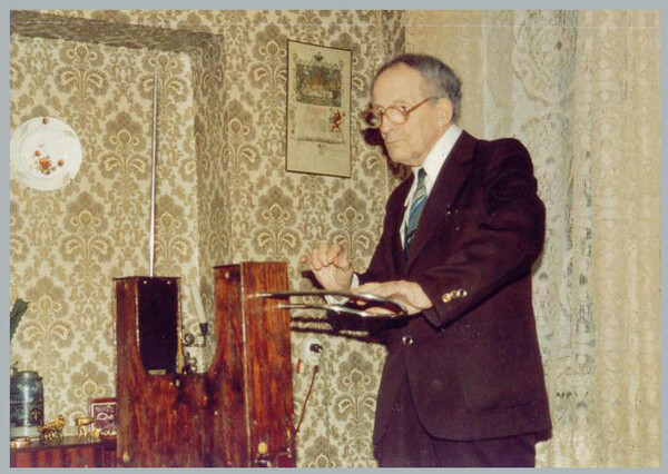 Θέρεμιν, η ιστορία του πρώτου ηλεκτρονικού μουσικού οργάνου μέσα από φωτογραφίες