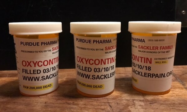 Γιατί η φωτογράφος Nan Goldin και δεκάδες διαδηλωτές πέταξαν μπουκαλάκια από χάπια μέσα στο Met
