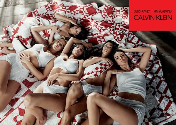 Όλες οι αδερφές Καρντάσιαν στη νέα καμπάνια εσωρούχων του Calvin Klein - και η έγκυος κρύβεται