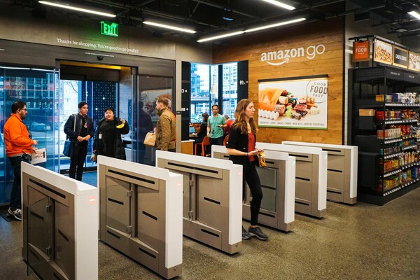 Η Amazon μόλις άνοιξε το πρώτο σούπερ-μάρκετ στον κόσμο χωρίς κανένα ταμείο