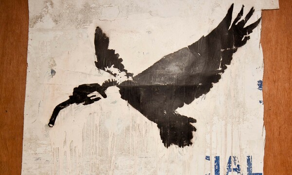 Αυθεντικό έργο του Banksy σώθηκε από την καταστροφή σε παραλία της Αγγλίας