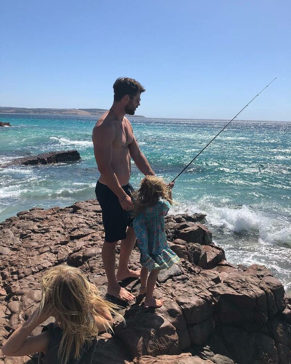O Chris Hemsworth πήγε ταξίδι με τα παιδιά του, κολύμπησε με δελφίνια κι αγκάλιασε φίδια και κοάλα