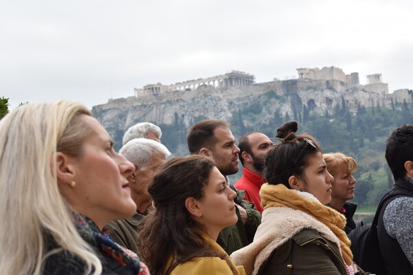 Για πρώτη φορά στην Αθήνα άτομα με προβλήματα στην ακοή ξεναγήθηκαν σε αρχαιολογικό χώρο