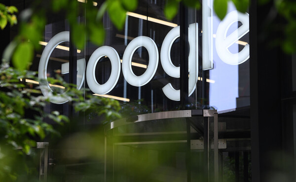 Η Google εξαγοράζει βρετανική εταιρεία για την τεχνολογία της που μετατρέπει την οθόνη σε ηχείο