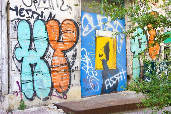 Γκραφιτοτουρίστες της συμφοράς: H νέα μάστιγα της Αθήνας