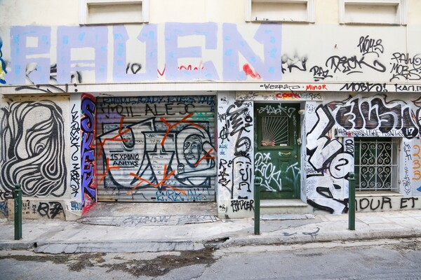 Γκραφιτοτουρίστες της συμφοράς: H νέα μάστιγα της Αθήνας