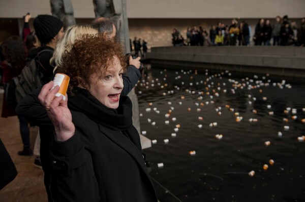 Γιατί η φωτογράφος Nan Goldin και δεκάδες διαδηλωτές πέταξαν μπουκαλάκια από χάπια μέσα στο Met