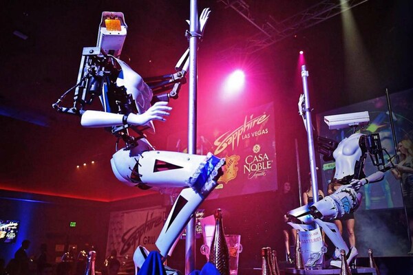 Ρομπότ pole dancers καταλαμβάνουν τη σκηνή στο Λας Βέγκας