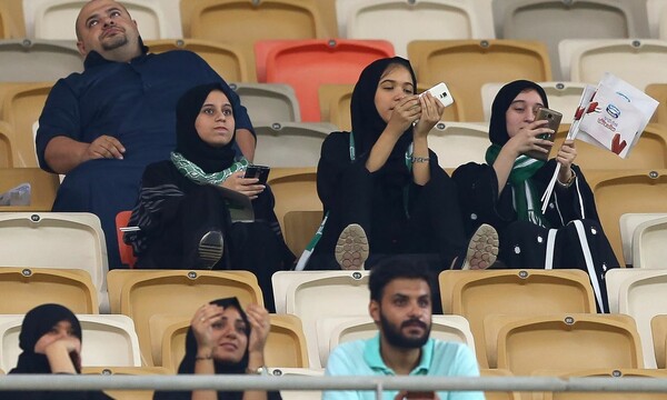 Ιστορική στιγμή για τη Σαουδική Αραβία: Σήμερα οι γυναίκες πήγαν για πρώτη φορά στο γήπεδο