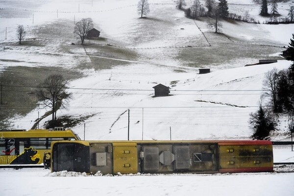 Θυελλώδεις άνεμοι στην Ελβετία: Εκτροχιάστηκε τρένο και γκρεμίστηκε το χριστουγεννιάτικο δέντρο στη Βέρνη